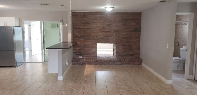 Foto del edificio - NICE, LARGE (SOLAR POWERED!)   4 BED / 2 B...