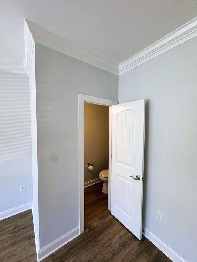 Foto del edificio - Spacious 3-Level Townhouse