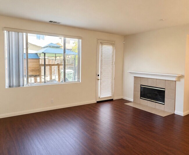 Foto del edificio - Spacious 4 Bedroom in Oxnard