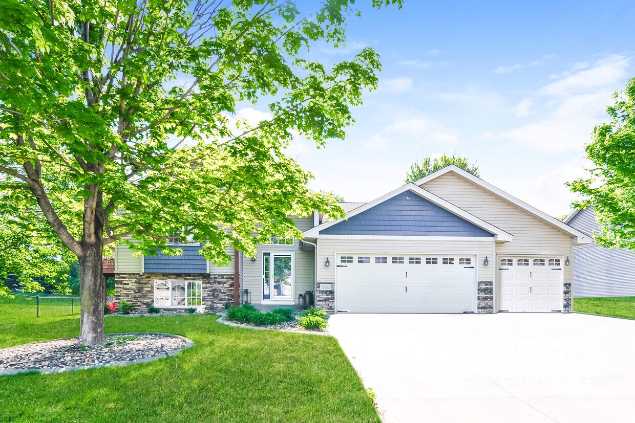 Foto principal - 15823 Foxhill Ave N