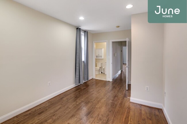 Building Photo - ROOM ONLY in 3-bed/2.5-bath Home