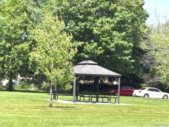 Building Photo - Beautiful 2 Bedroom Condo in Canton