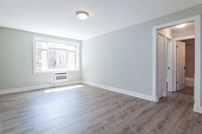 Building Photo - 525 W Surf St