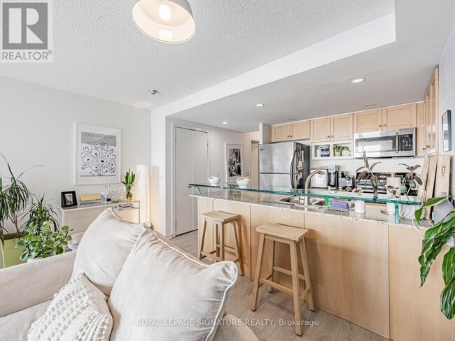 Building Photo - 208 Queens Quay W