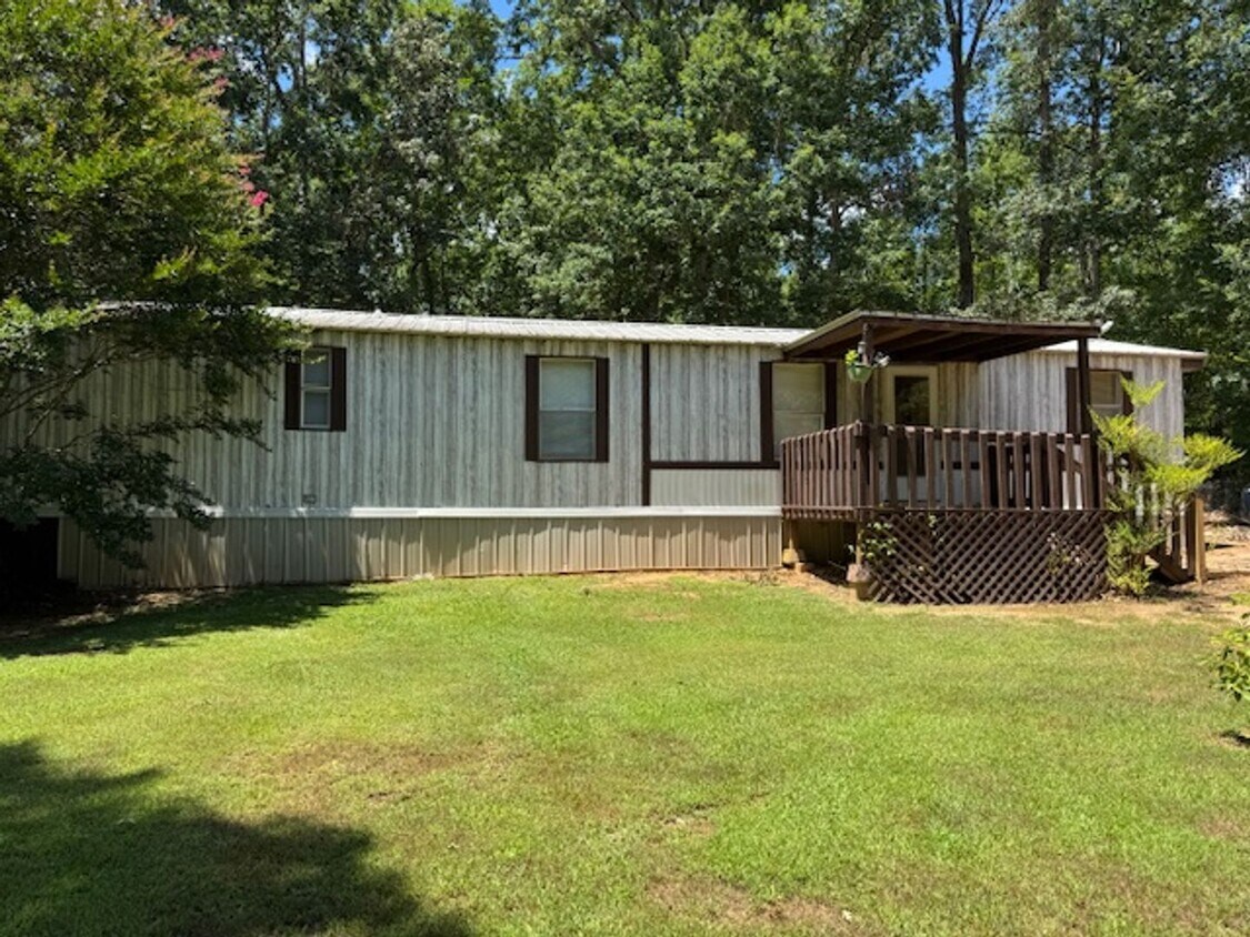 Foto principal - 2 bedrooms, 1 full bath located on a quiet...