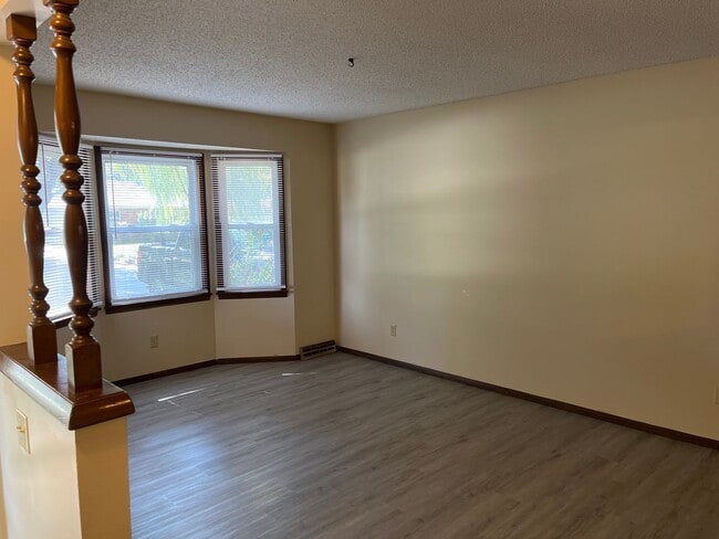 Building Photo - 3 Bedroom with 3 live areas + Office!