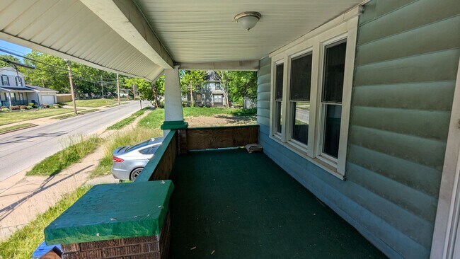 Building Photo - Spacious 4-bedroom, 1.5-bath home in Akron