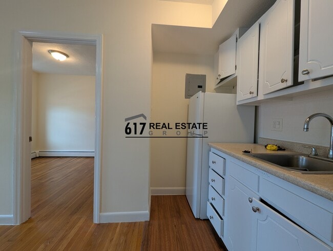 Building Photo - 164 N Beacon St