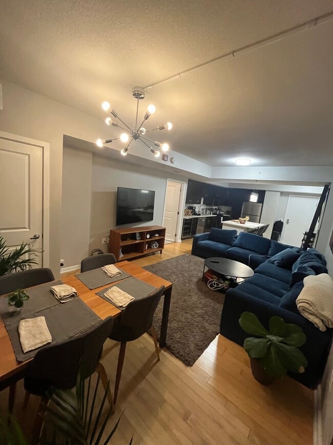 Salón y cocina. Vista desde la ventana. - 440 L St NW