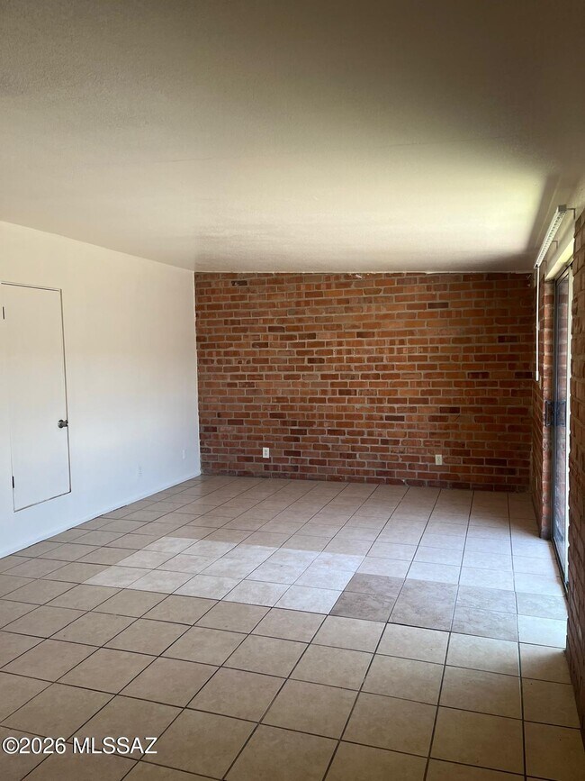 Building Photo - 411 E Delano St