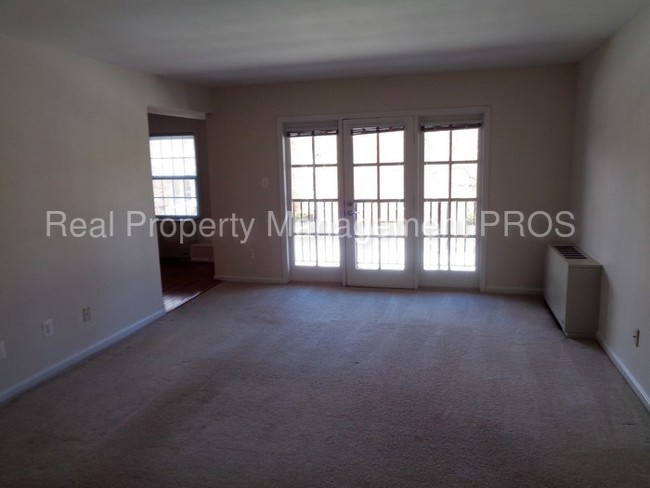 Foto del edificio - 3336 Spring Ln