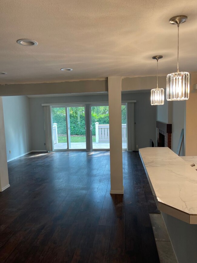 Building Photo - Quail Run Town House, Recently Remodeled w...