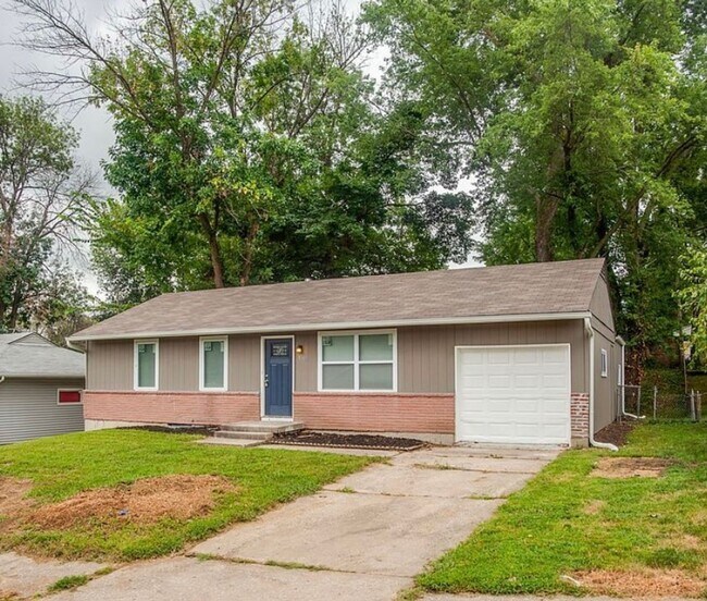Building Photo - Beautiful Kansas City Home with LVP Floori...
