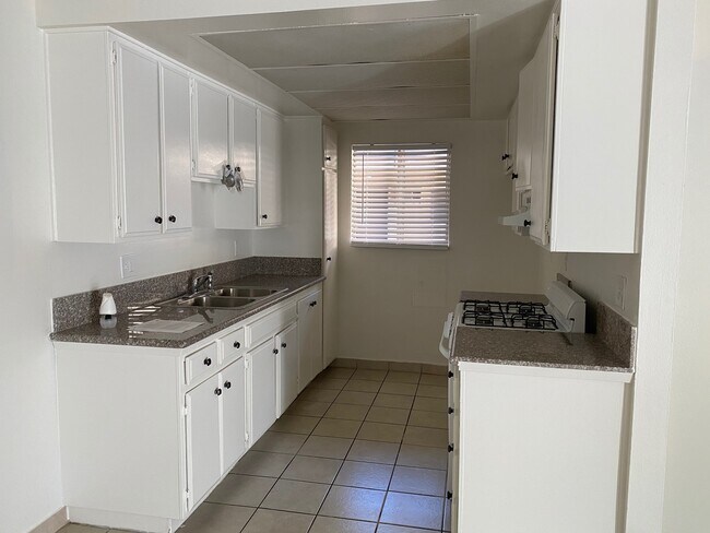 Foto del edificio - 8545 Cedros Ave