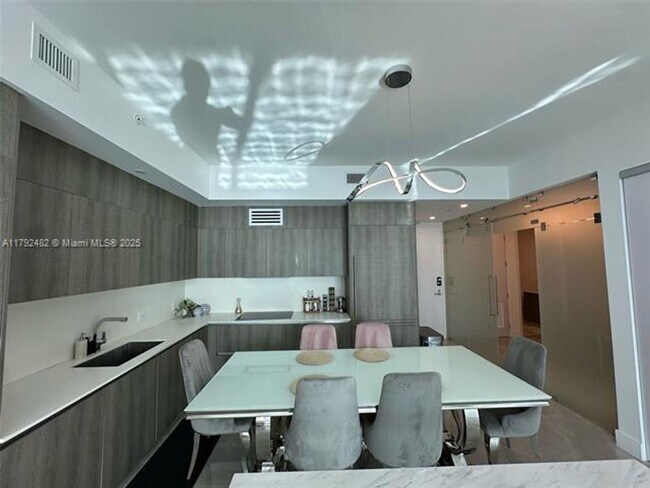 Foto del edificio - 17550 Collins Ave