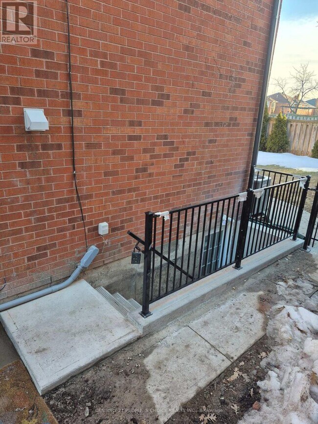 Photo du bâtiment - 4554 Willow Creek Dr