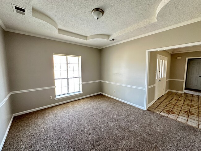 Foto del edificio - Grand 4BR/2BA Near Southwind | 2,438 Sq Ft, Stone Fireplace, Soaking Tub & 2-Car Garage