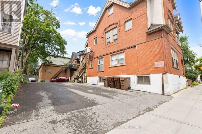 Building Photo - 450-450 MacLaren St