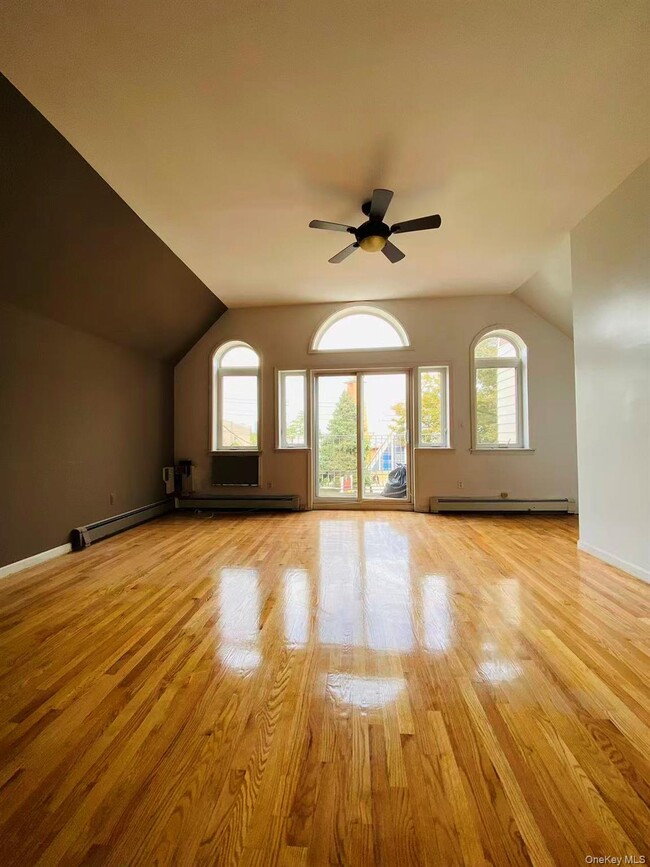 Foto del edificio - 64-20 Perry Ave