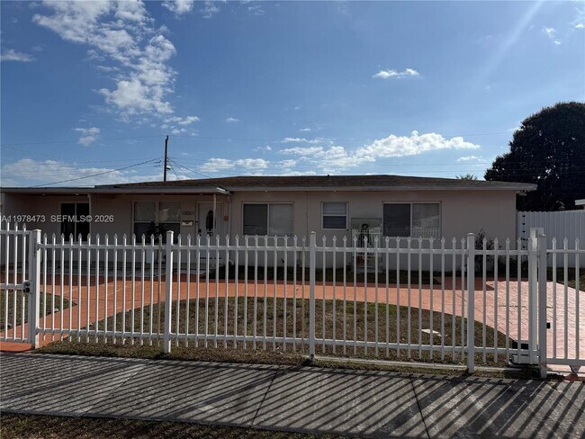 Foto del edificio - 18501 NW 30th Ave