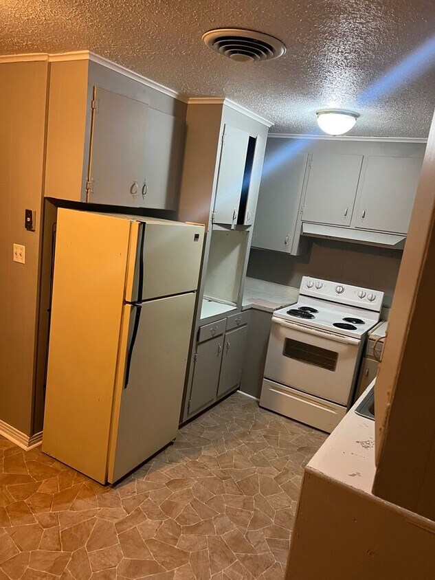 Primary Photo - College Ave 164 (triplex)