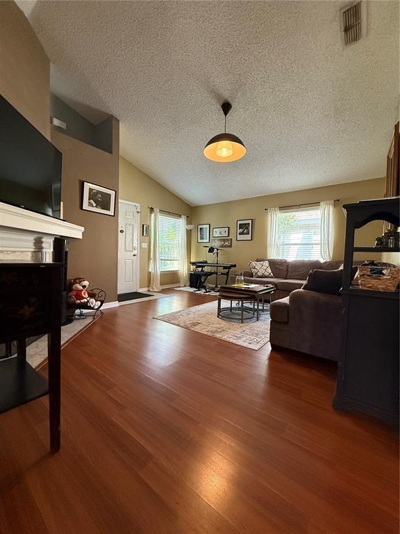 Foto del edificio - 9941 Red Clover Ave