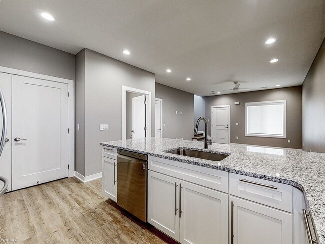 Building Photo - 3 br, 2.5 bath Townhome - 640 SE Greyson Ln