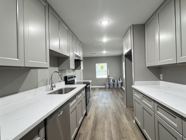 Foto del edificio - 135 Rosewood Dr