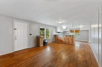 Building Photo - 606 N Pine Hill St