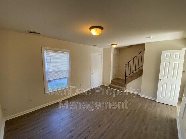 Foto del edificio - 102 Hickok Cir