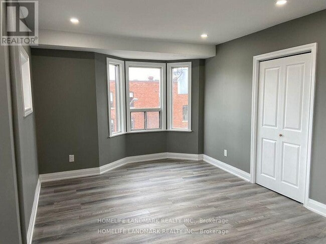 Building Photo - 610 Bloor St W