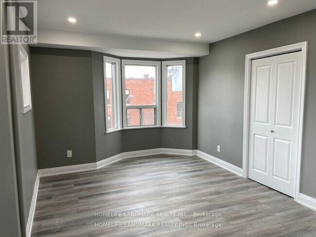 Photo du bâtiment - 610 Bloor St W