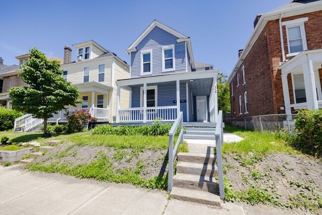Building Photo - 358 St Clair Ave