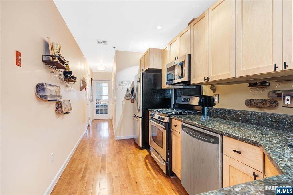 Primary Photo - 221 Clinton St