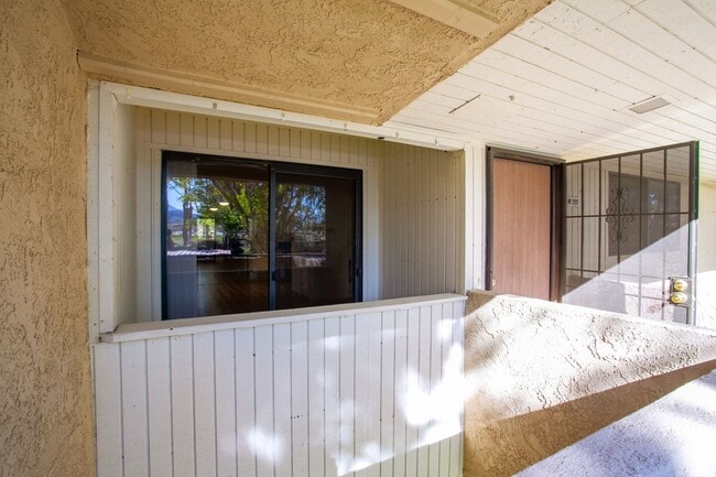 Building Photo - Palm Springs Villas II 1 bed / 1 bath condo
