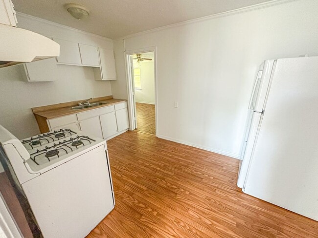 Building Photo - 3 Bedroom House with Garage and Fenced Yard!!