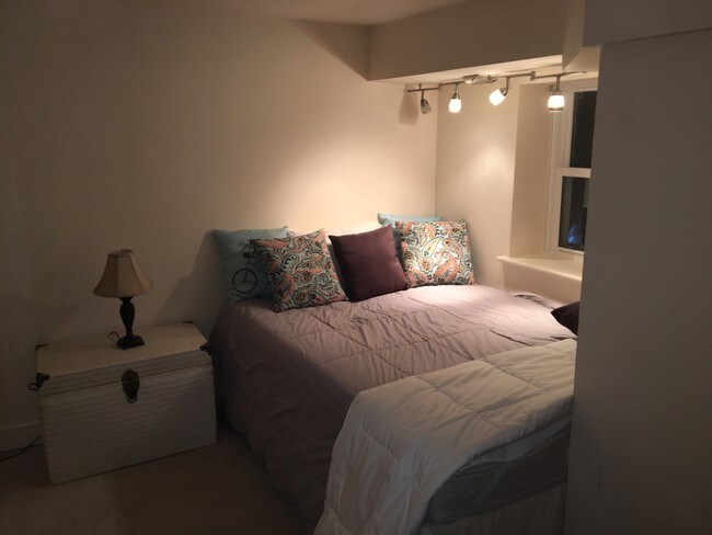 segundo dormitorio grande - 1227 Massachusetts Ave SE