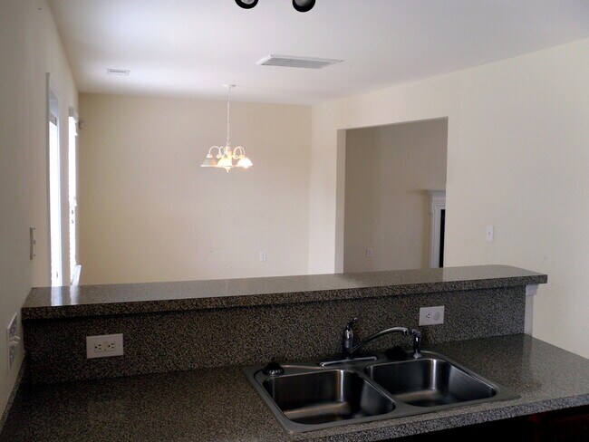 Building Photo - Beautiful 4bd/2.5bth home with an open lay...