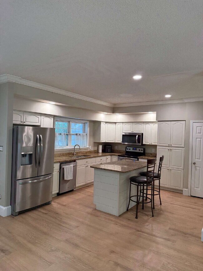 Foto del edificio - "Charming 4-Bedroom Sanctuary with 2 Full Baths in Beaufort – Spacious 2106 Sq Ft Haven!"