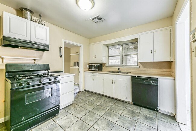 Foto del edificio - 4710 Wedgewood Dr