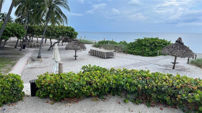 Foto del edificio - 1121 Crandon Blvd