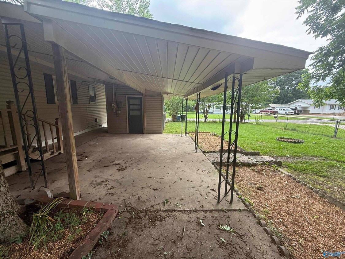 Building Photo - 500 Crestline Dr SW