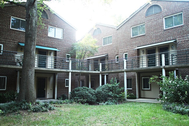 Building Photo - Live at Chancellor Square in a renovated u...