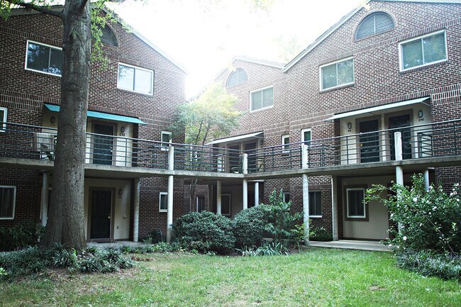 Foto del edificio - Live at Chancellor Square in a renovated u...