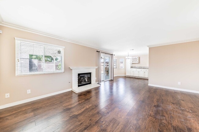 Building Photo - Great 3 bed/2.5 bath in Perris with privat...