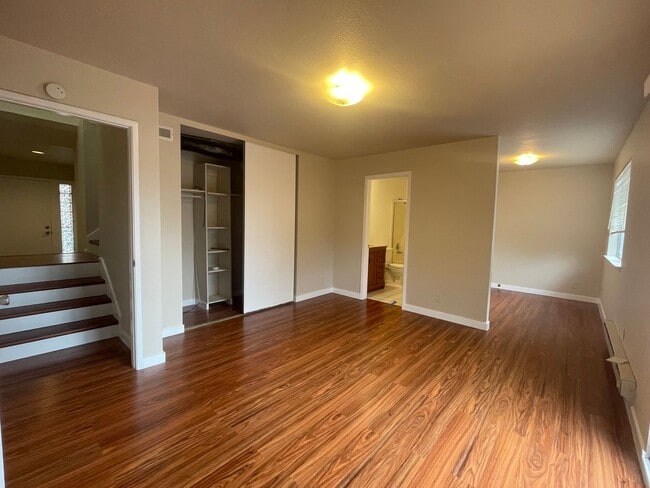 Building Photo - Newly Upgraded Spacious 3br with Decks, Laundry, Parking