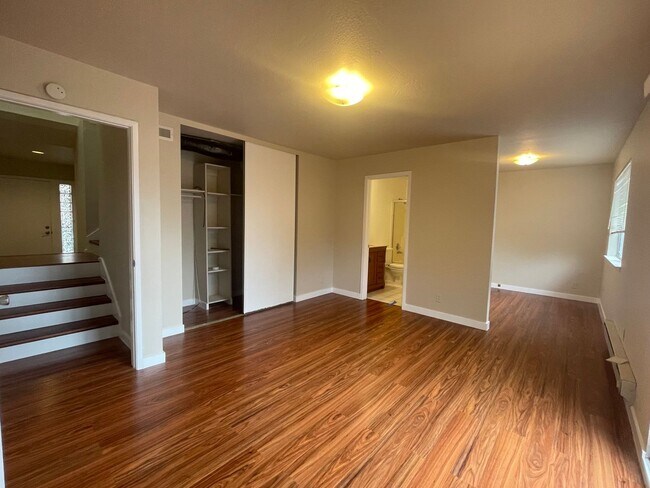 Foto del edificio - Newly Upgraded Spacious 3br with Decks, Laundry, Parking