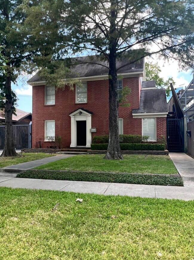 Dúplex disponible de inmediato en Med Center, $1800/mes, contrato de arrendamiento de 12 meses. - 2218 Ewing St