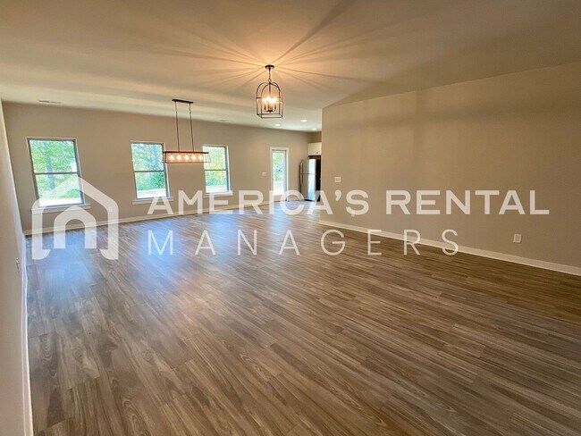 Foto del edificio - MOVE IN SPECIAL!!! - Spacious Home for Ren...
