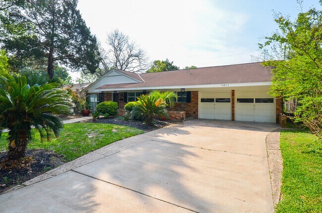 Foto del edificio - 9817 Cedardale Dr